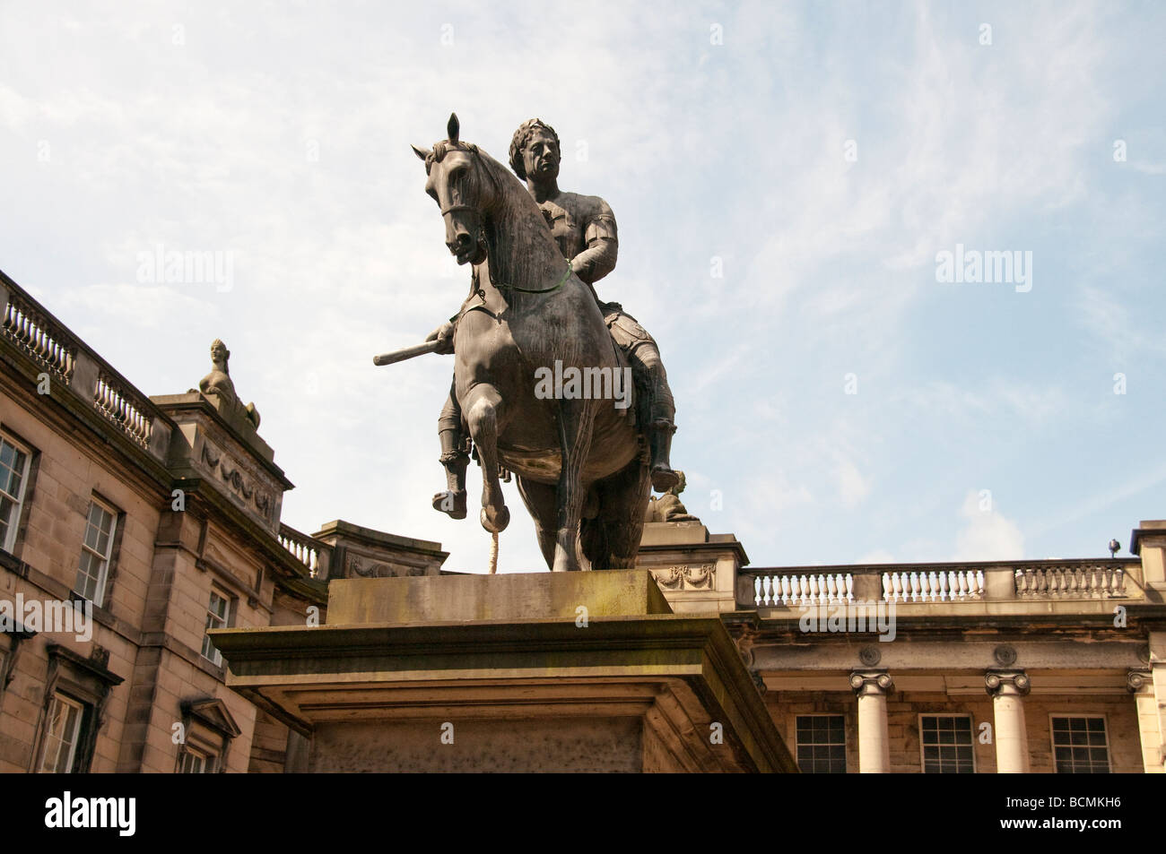 Vue avant de Charles le second, vêtu comme un soldat romain, sur son cheval à la place du Parlement à Édimbourg, Écosse Banque D'Images