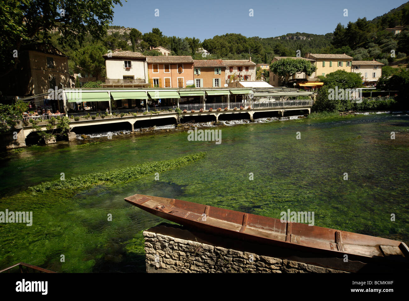 Sorgue et village Fontaine de Vaucluse Provence France Europe Banque D'Images