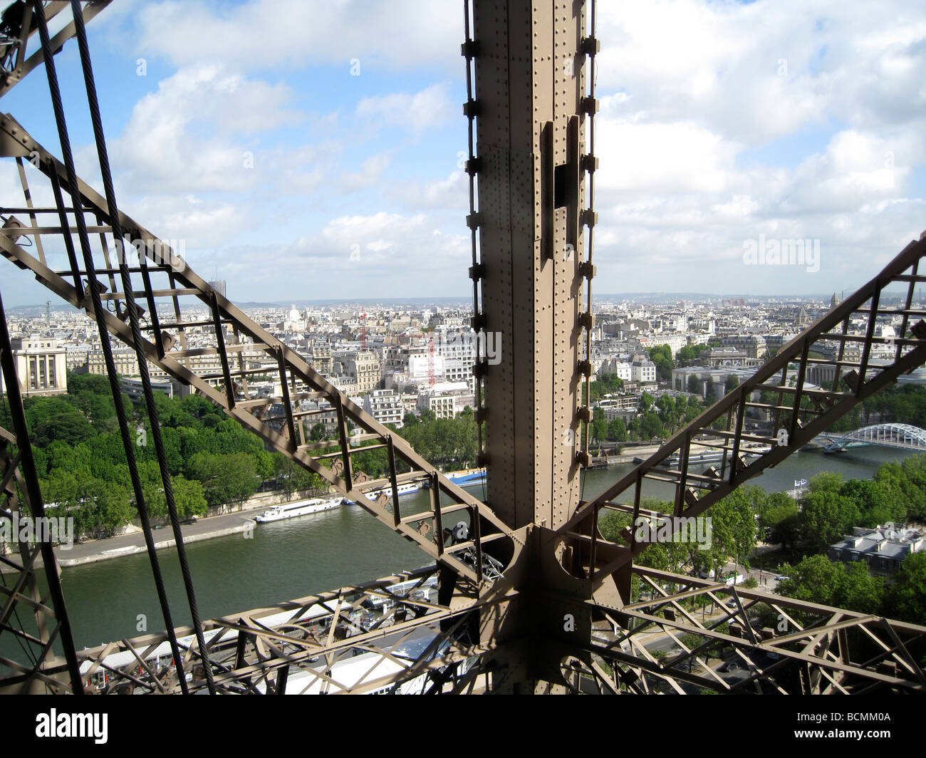 Paris, Tour Eiffel à l'ascenseur sur Seine Banque D'Images