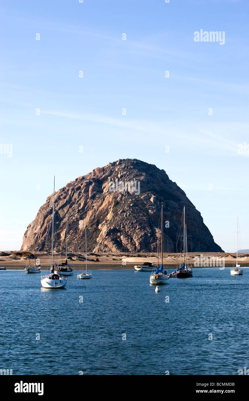 Morro Rock avec les bateaux en premier plan Banque D'Images