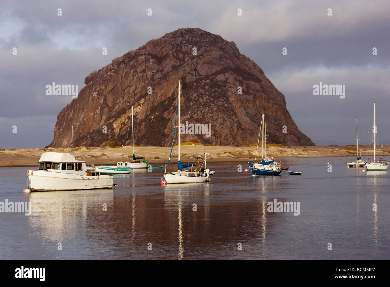 Morro Rock avec les bateaux en premier plan Banque D'Images