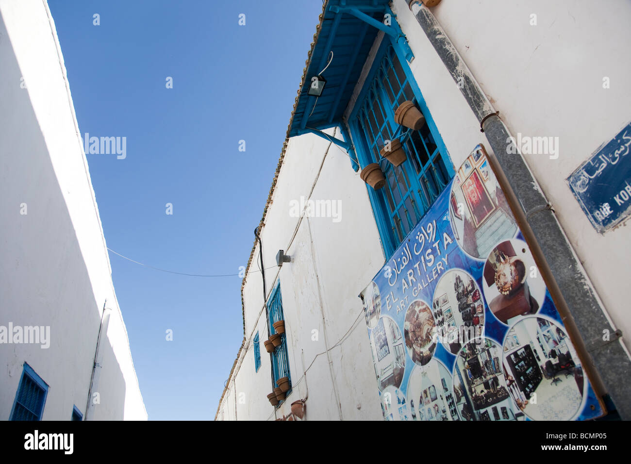 Sidi Bou Saïd, près de la capitale tunisienne, est une charmante ville de murs blancs et bleus de la mer des portes et fenêtres. Banque D'Images