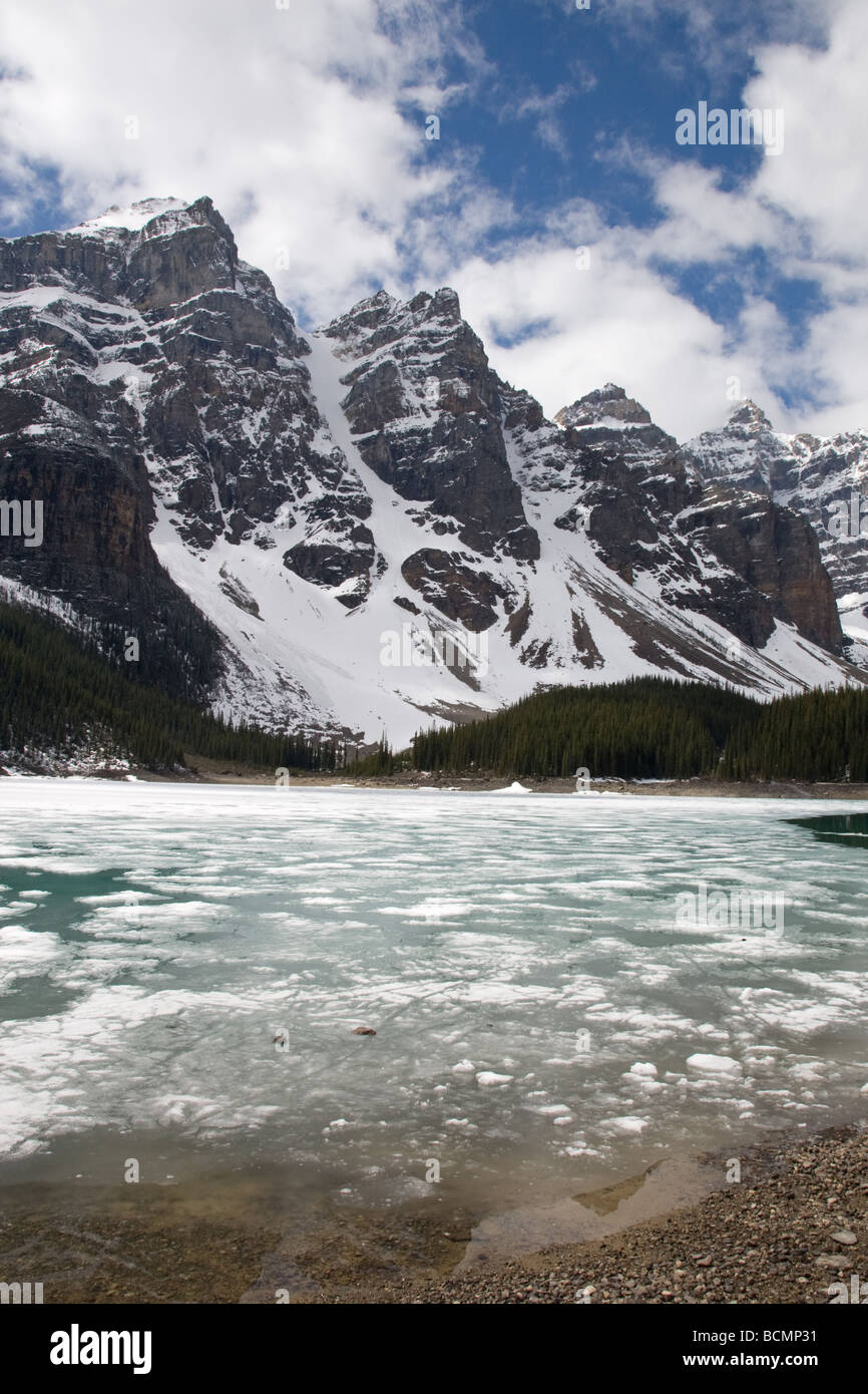 Le Lac Moraine couverte de glace de dégel et la vallée des Dix-Pics, Banff National Park, Alberta, Canada Banque D'Images