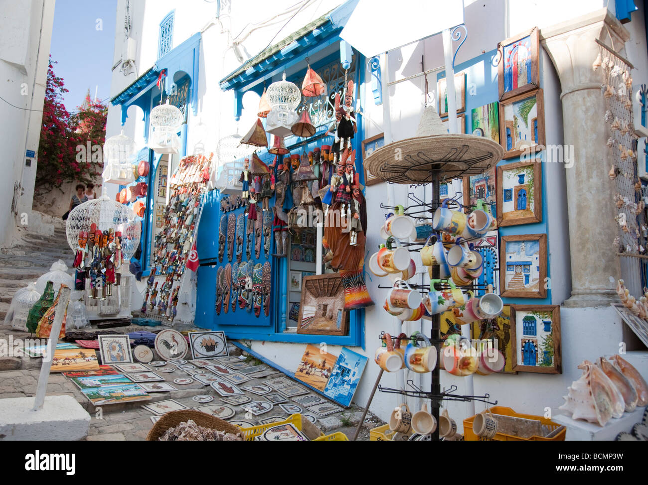 Boutique de souvenirs à Sidi Bou Said, un charmant village près de la capitale tunisienne de murs blancs et bleus de la mer des portes et fenêtres. Banque D'Images