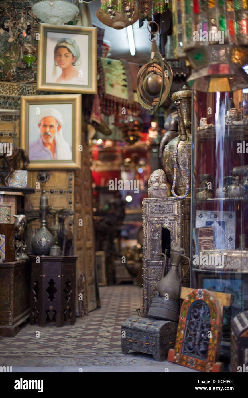 Boutiques de la Médina de Tunis (la vieille ville) afficher artisanat et autres objets pour les touristes. Banque D'Images