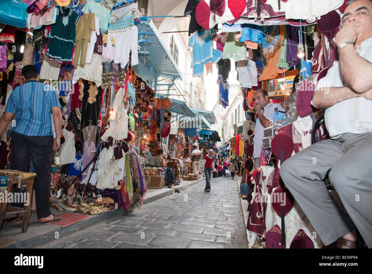 Classé patrimoine mondial de l'UNESCO, la Médina de Tunis abrite des boutiques proposant toutes sortes de souvenirs et d'artisanat. Banque D'Images