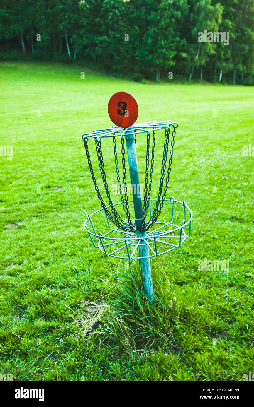 Disc golf ou golf frisbee panier chaîne cible trou pour attraper les  frisbees sur un terrain de golf de l'herbe verte Photo Stock - Alamy