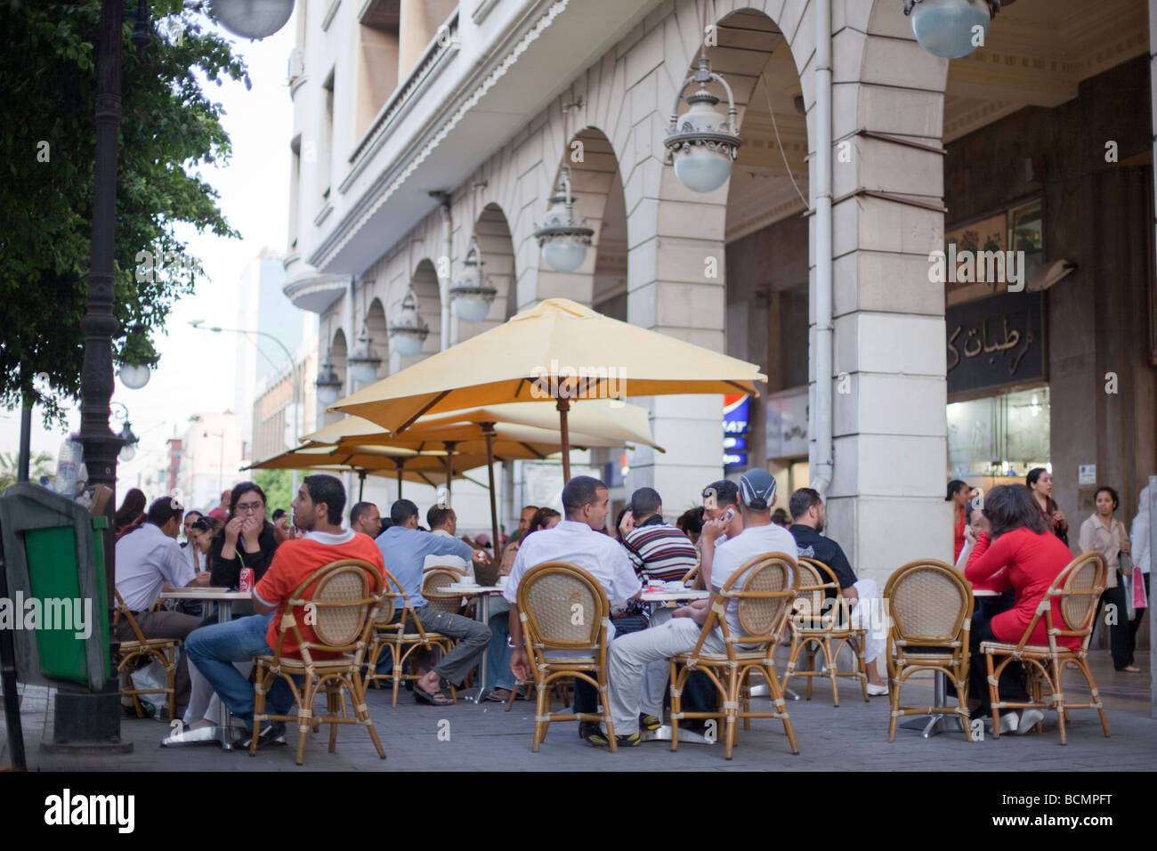 Cafe de l'avenue animée sur Bourgida, l'équivalent de la capitale tunisienne's Champs Elysées. Banque D'Images