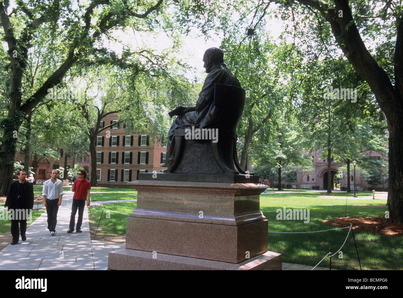 USA Université de Yale New Haven Connecticut Hall Vanderbilt personnes marchant sur le vieux campus Banque D'Images