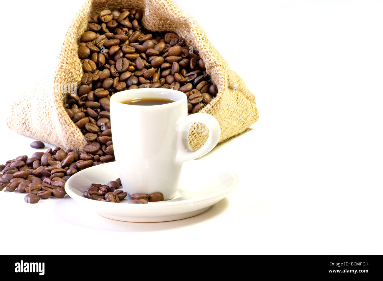 Close-up de tasse de grains de café espresso avec sac de jute de  déversement Photo Stock - Alamy