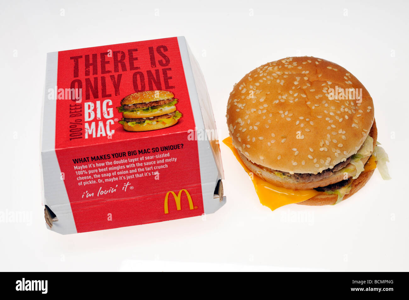 Big Mac Mcdonalds cheeseburger avec emballage sur fond blanc Banque D'Images