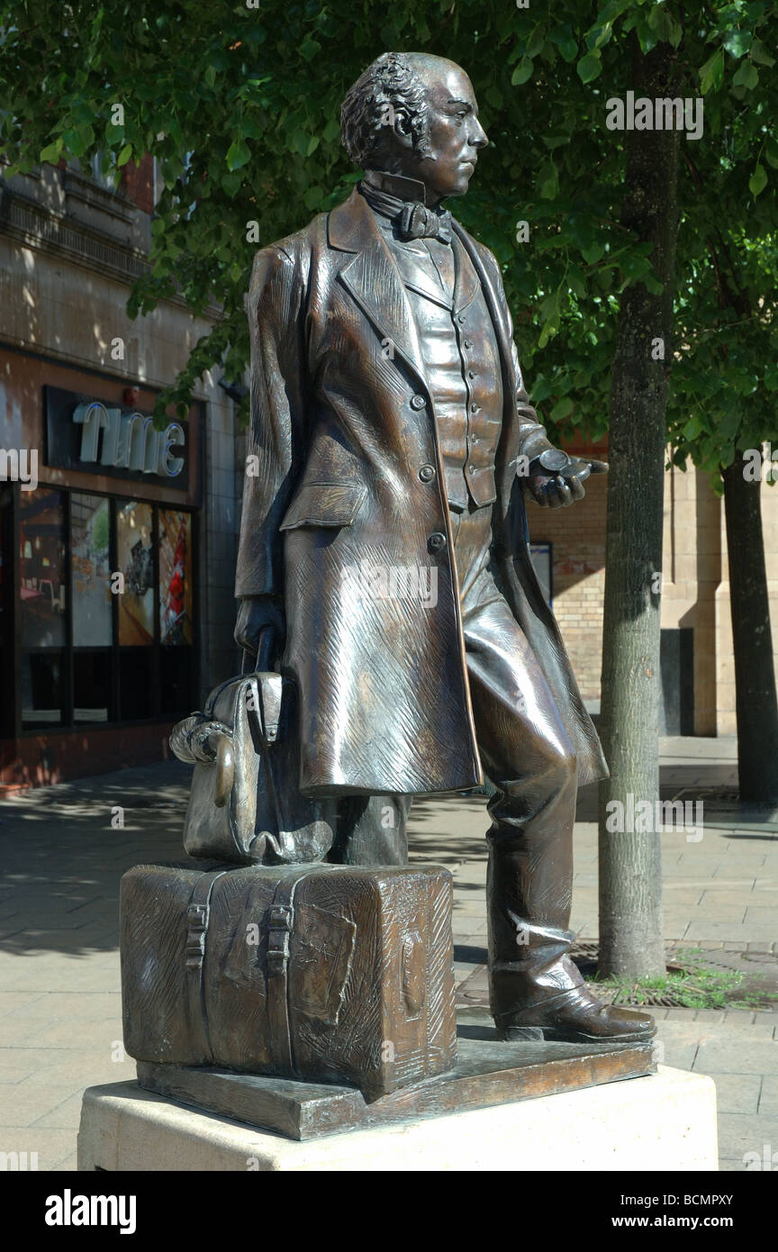 Statue en bronze de Thomas Cook (1808 - 1892) en dehors de la gare, Leicester, England, UK Banque D'Images