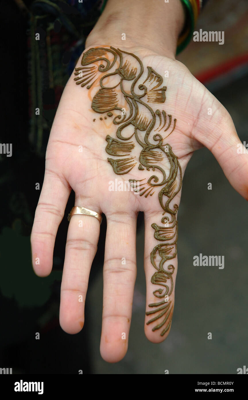 Modèle de Mendhi appelé henné sur la paume d'une indienne, Leicester, England, UK Banque D'Images