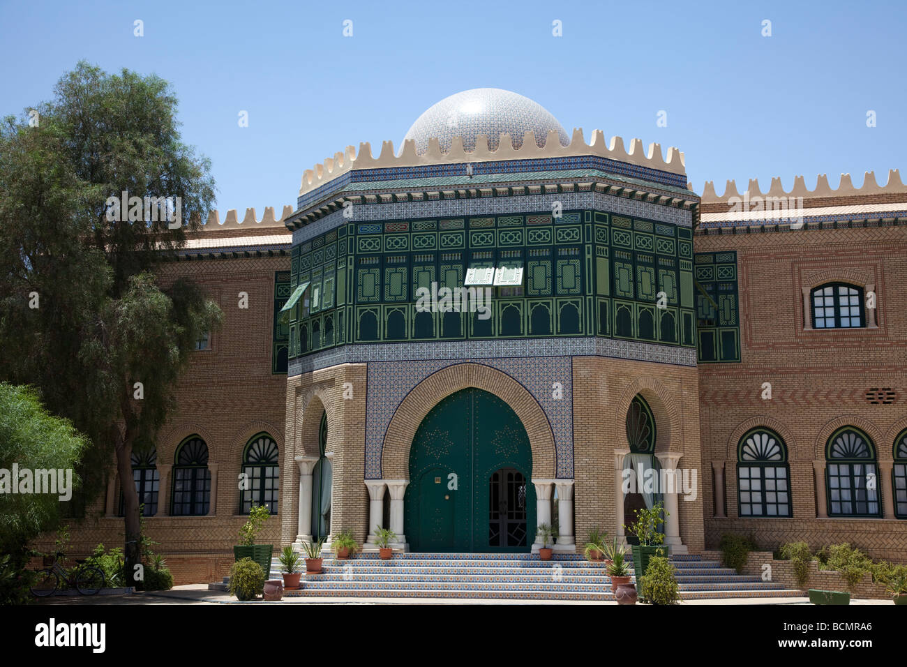 L'hôtel Dar Cherait à Tozeur, Tunisie dispose d'une belle architecture impressionnante et complexe et la décoration. Banque D'Images