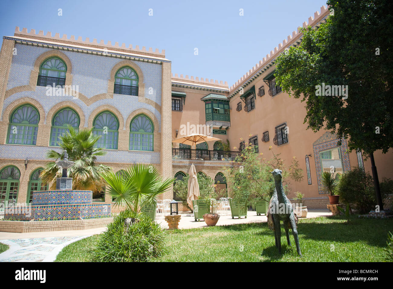 L'hôtel Dar Cherait à Tozeur, Tunisie dispose d'une belle architecture impressionnante et complexe et la décoration. Banque D'Images