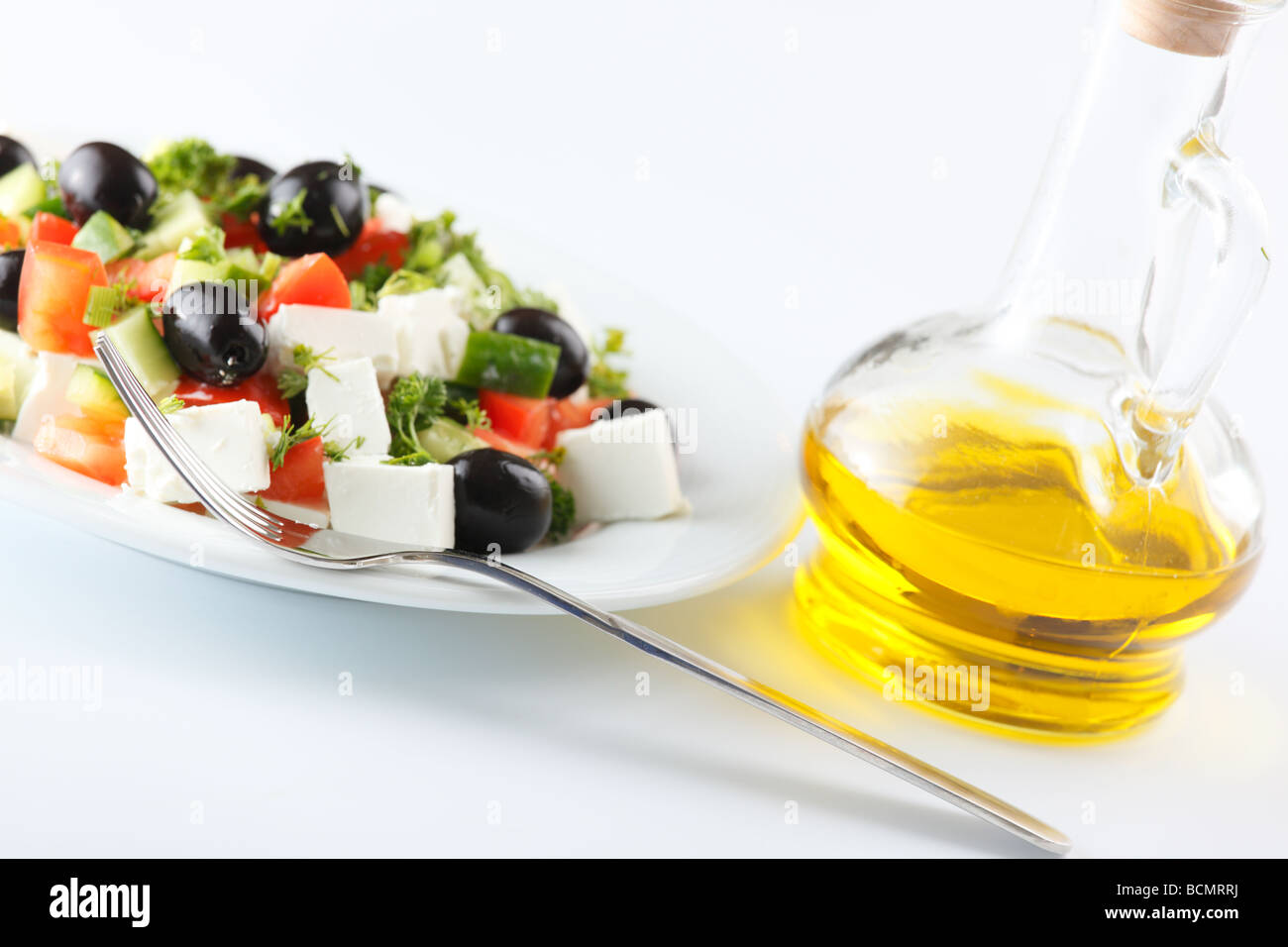 Salade grecque sur fond blanc Banque D'Images