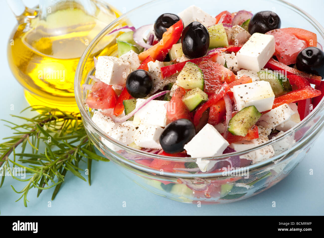 Salade grecque servi avec de l'huile d'olive Banque D'Images
