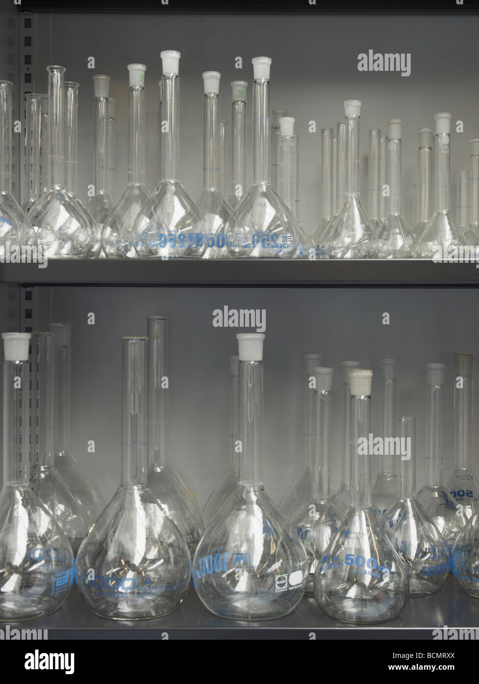 Penderie avec beaucoup de contenants en verre verrerie de laboratoire stockés sur des étagères à Tilburg (Pays-Bas) laboratoire de l'hôpital Banque D'Images