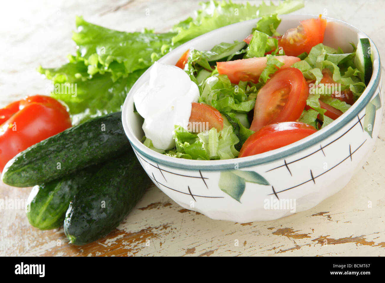 Salade avec des légumes frais et de crème sure Banque D'Images
