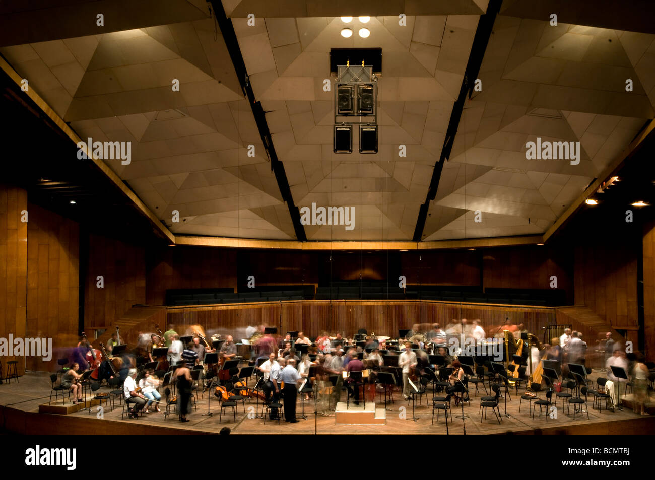 La répétition de l'Orchestre philharmonique d'Israël dans l'Auditorium Mann de Tel Aviv Israël Central Banque D'Images
