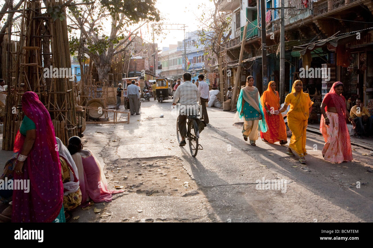 Les femmes en saris Jodhpur Rajasthan Inde Marché Sadar Banque D'Images