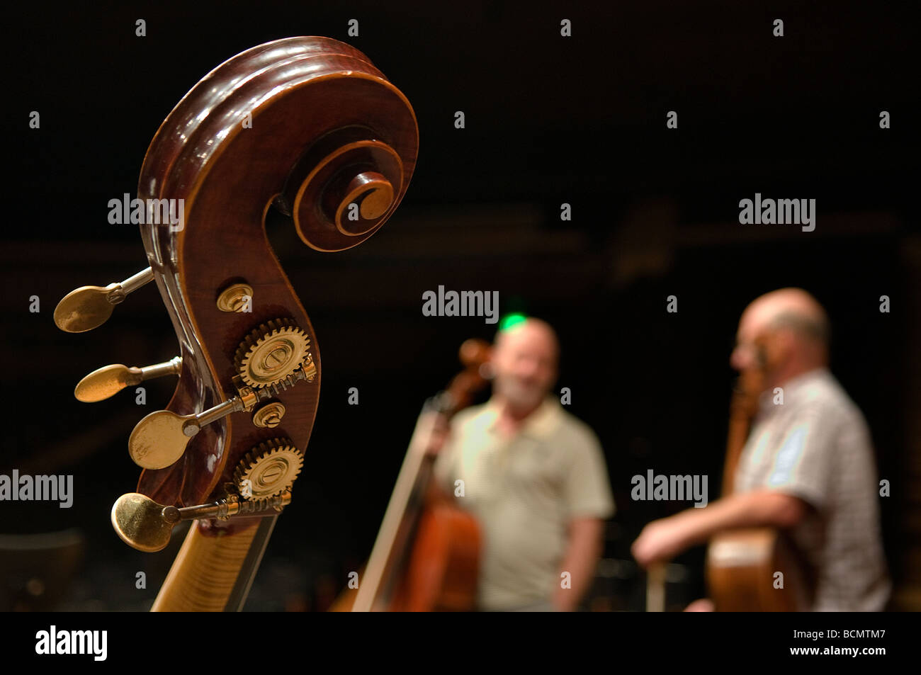 Les joueurs de violoncelle de l'Orchestre philharmonique d'Israël dans l'Auditorium Mann Tel Aviv ISRAËL Banque D'Images