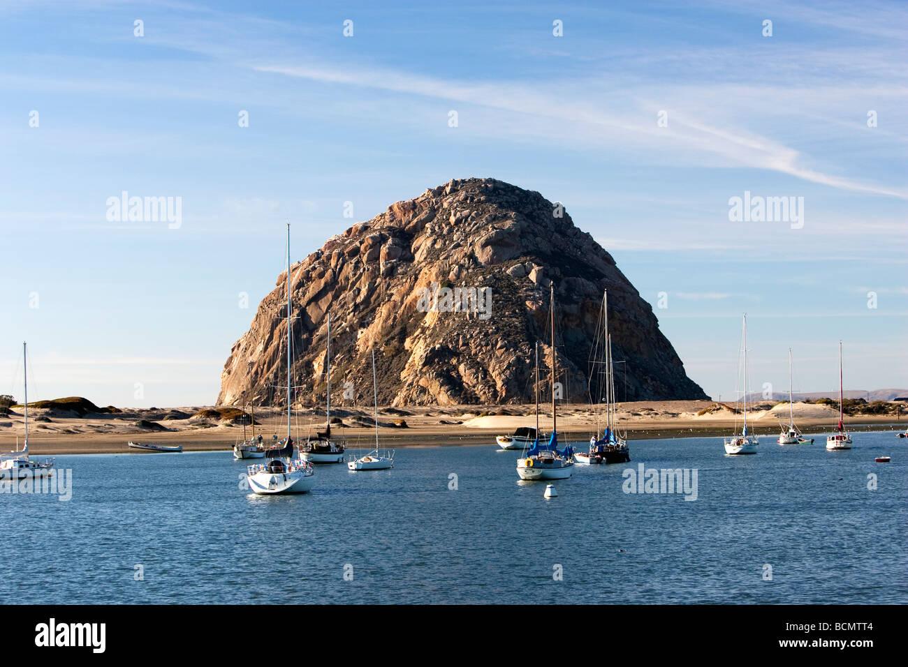 Morro Rock avec les bateaux en premier plan Banque D'Images