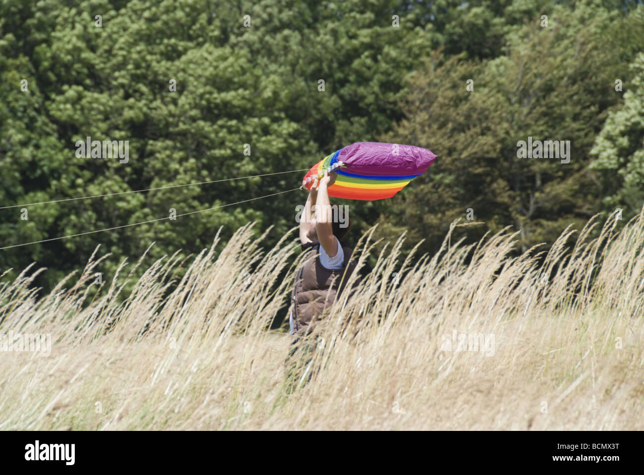 Un homme lancer un cerf-volant en flexifoil Stanmer Park Brighton Banque D'Images