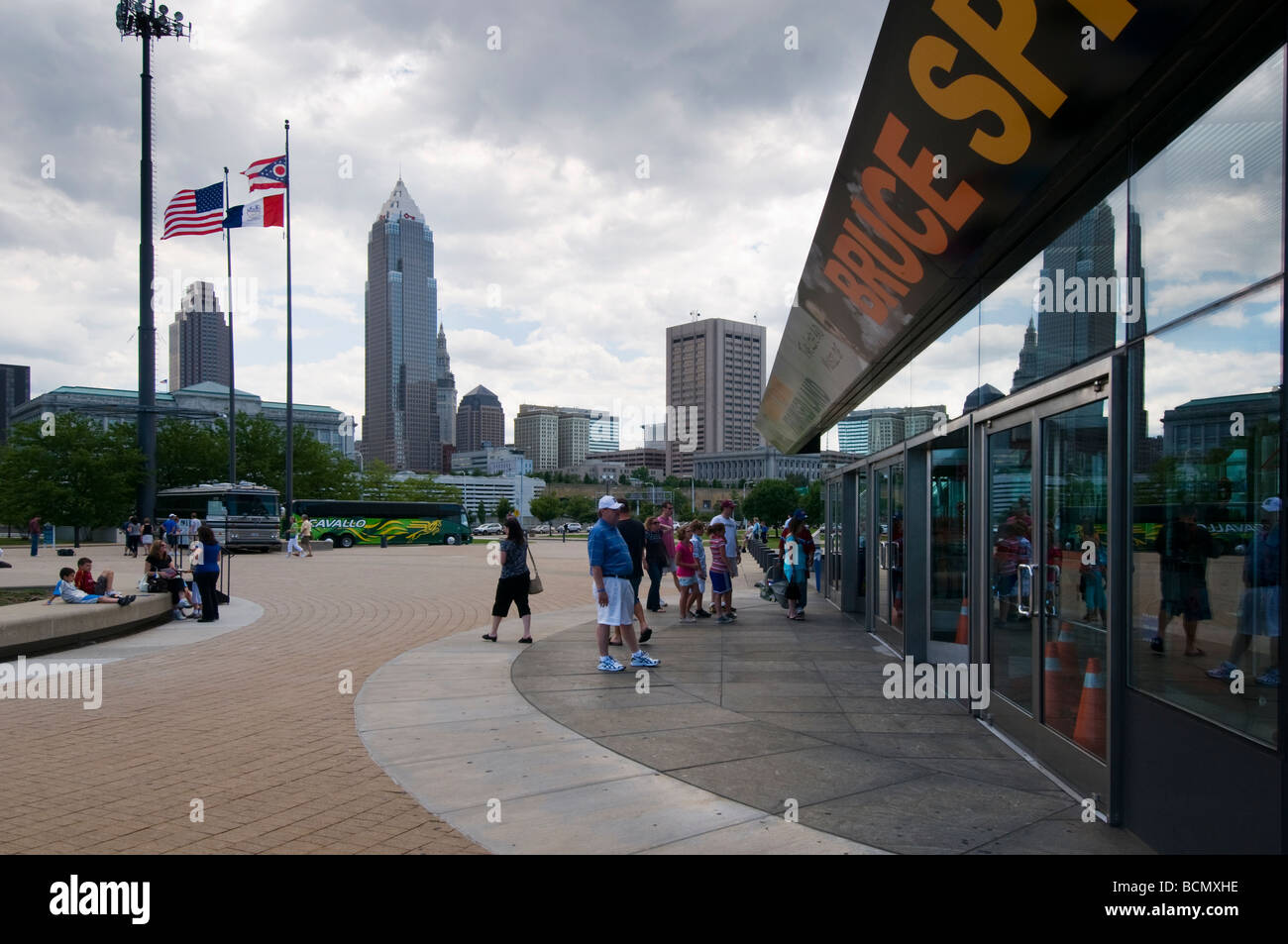 Visiteurs en face de Cleveland's Rock 'n Roll Hall of Fame, Banque D'Images