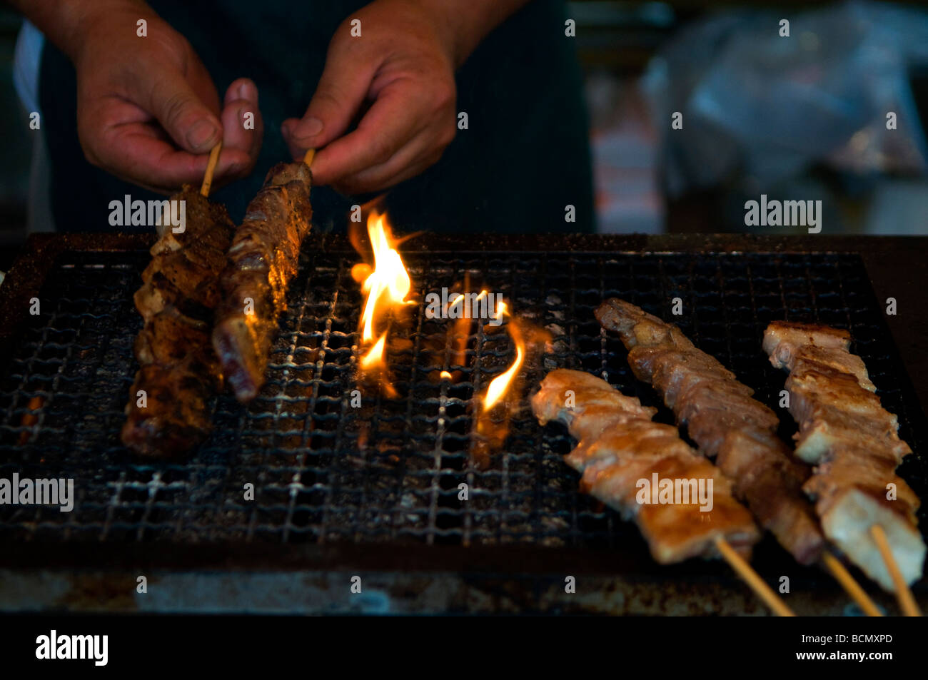 Brochettes de viande de poulet grillé yakitori par cuisson sur charbon de bois dans la rue Tokyo Japon Banque D'Images