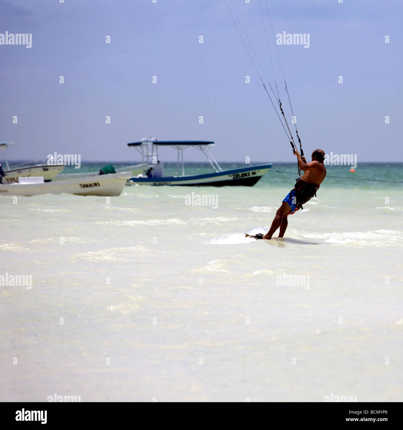 L'homme le kite surf sur l'île de Holbox, Quintana Roo, Yucatán, Mexique, une destination mexicaine unique dans le Yucatan Channel, Banque D'Images