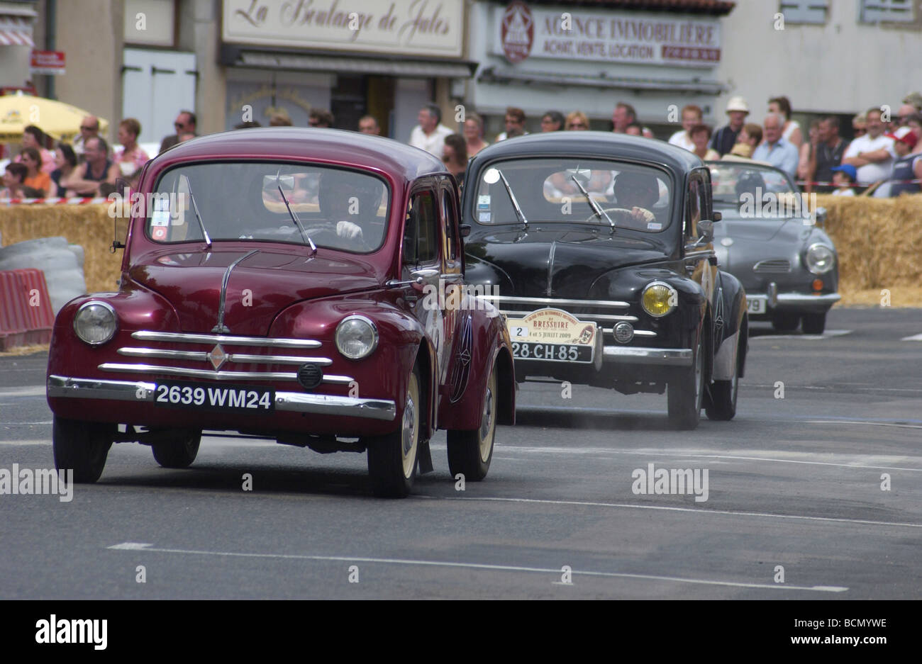 Une paire de classiques voitures Renault 4CV racing au grand prix historique de Bressuire France Banque D'Images