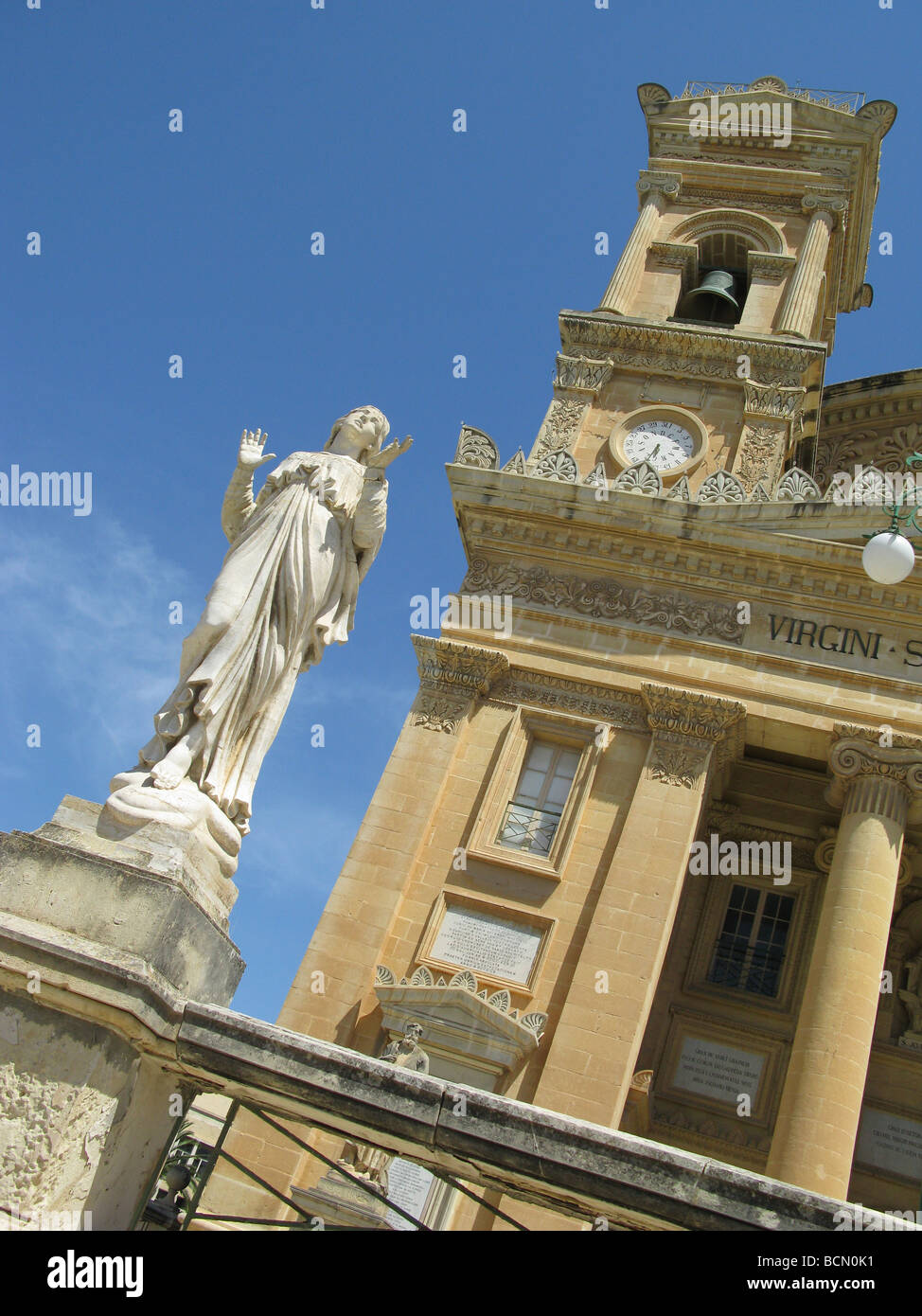 Statue devant l'église paroissiale de Santa Marija, Notre Dame de l'Assomption, Mosta, centrale de Malte, de la Méditerranée, l'Europe Banque D'Images