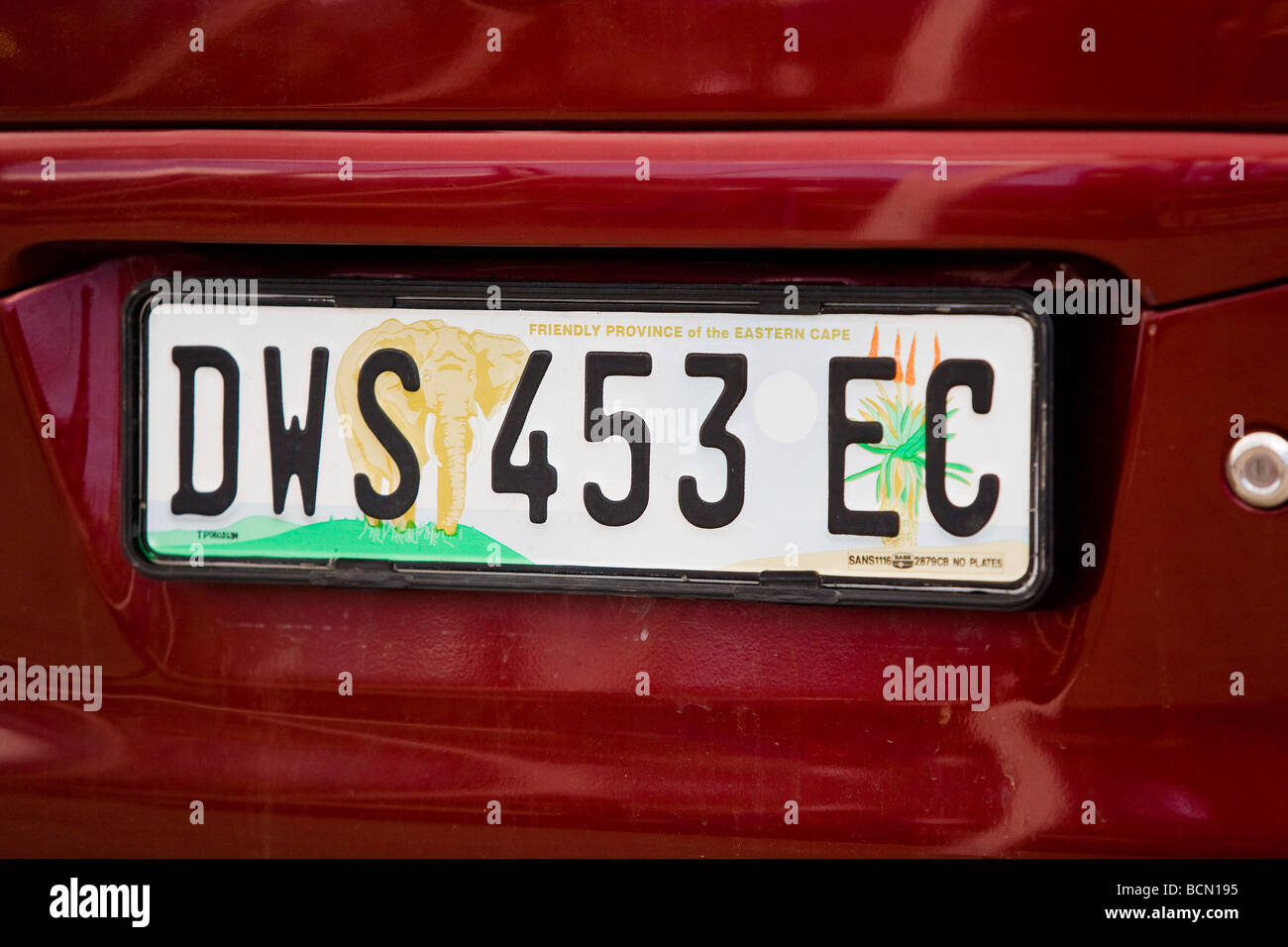 Une plaque d'immatriculation colorée unique à l'arrière d'un véhicule dans la province du Cap oriental, le Cap - Afrique du Sud Banque D'Images Une plaque d'immatriculation colorée unique à l'arrière d'un véhicule dans la province du Cap oriental, le Cap - Afrique du Sud Banque D'Images