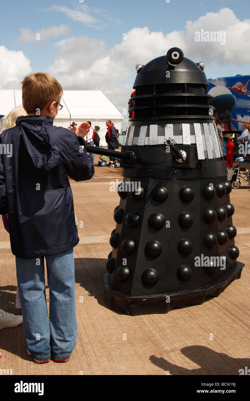 Garçon jouant avec le modèle Dalek à 'air show', [RAF] Fairford, Gloucestershire, England, UK Banque D'Images