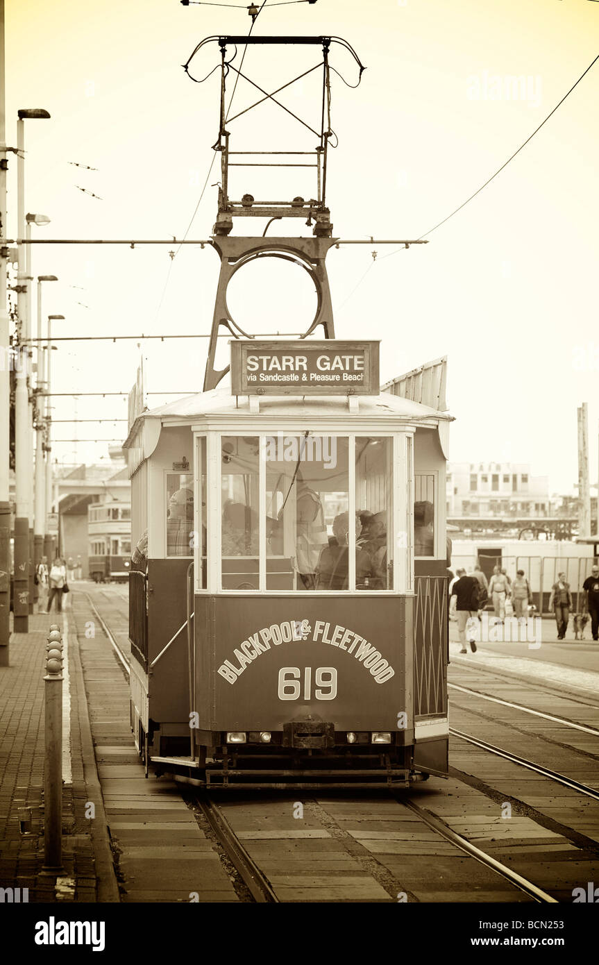 Blackpool et Fleetwood tram 619 opérant le long de la promenade pendant la saison estivale Banque D'Images