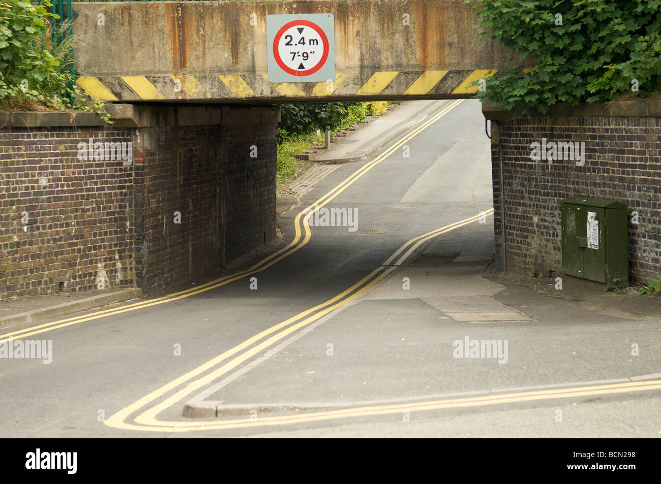 La hauteur du véhicule à faible restriction appliquée au pont du centre-ville de Chorley Banque D'Images