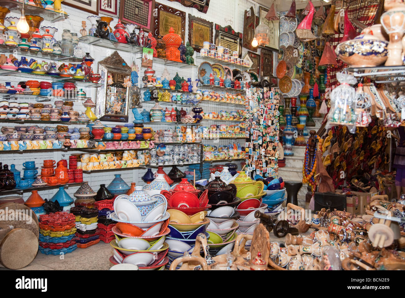 Classé patrimoine mondial de l'UNESCO, la Médina de Tunis abrite des boutiques proposant toutes sortes de souvenirs et d'artisanat. Banque D'Images