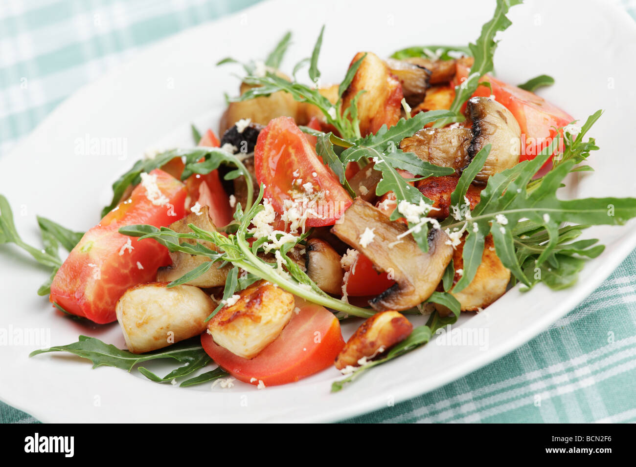 Salade de poulet aux champignons et légumes Banque D'Images