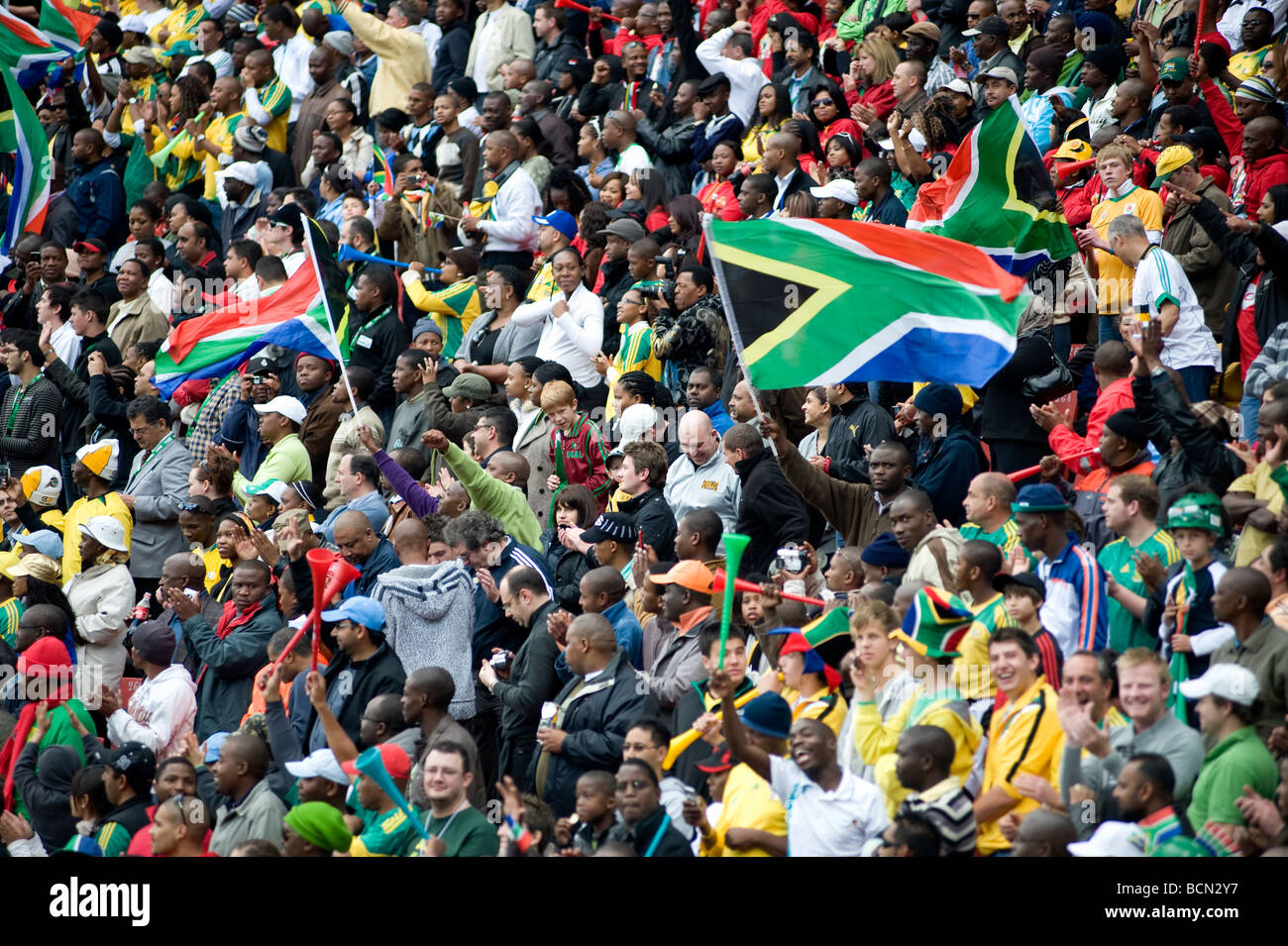 Foule tiré sur un jeu de football, avec des drapeaux de l'Afrique du Sud Banque D'Images