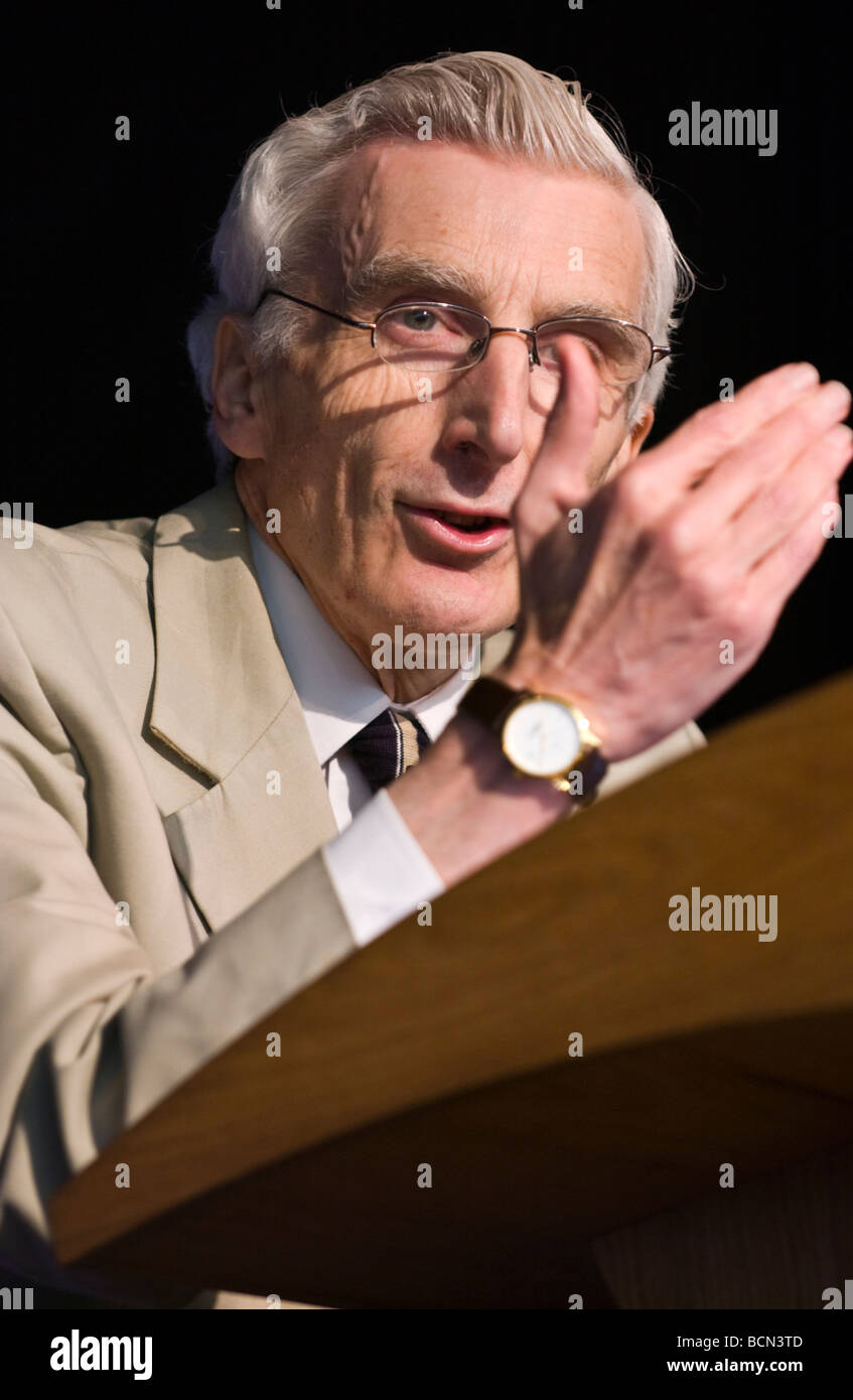 Martin Rees, astronome royal Baron Rees de Ludlow donnant un cours sur le monde en 2050 à Hay Festival 2009 Banque D'Images