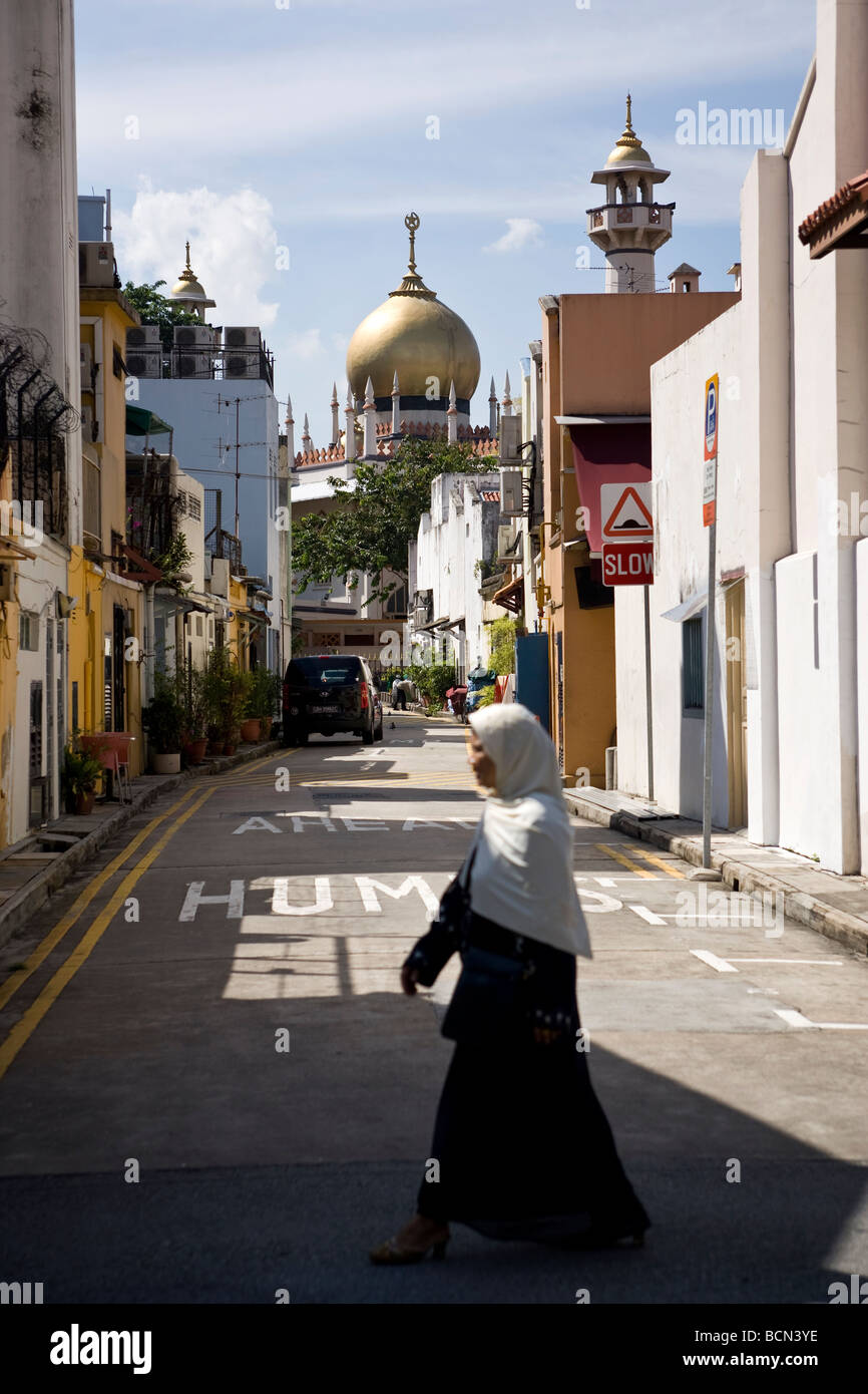 Une femme musulmane marche dans une rue dans le quartier musulman, également connu sous le nom de Kampong Glam de Singapour Banque D'Images