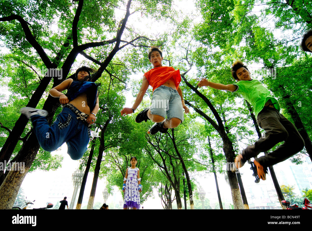 Les adolescents pratiquant la danse de rue dans le parc, Shanghai, Chine Banque D'Images