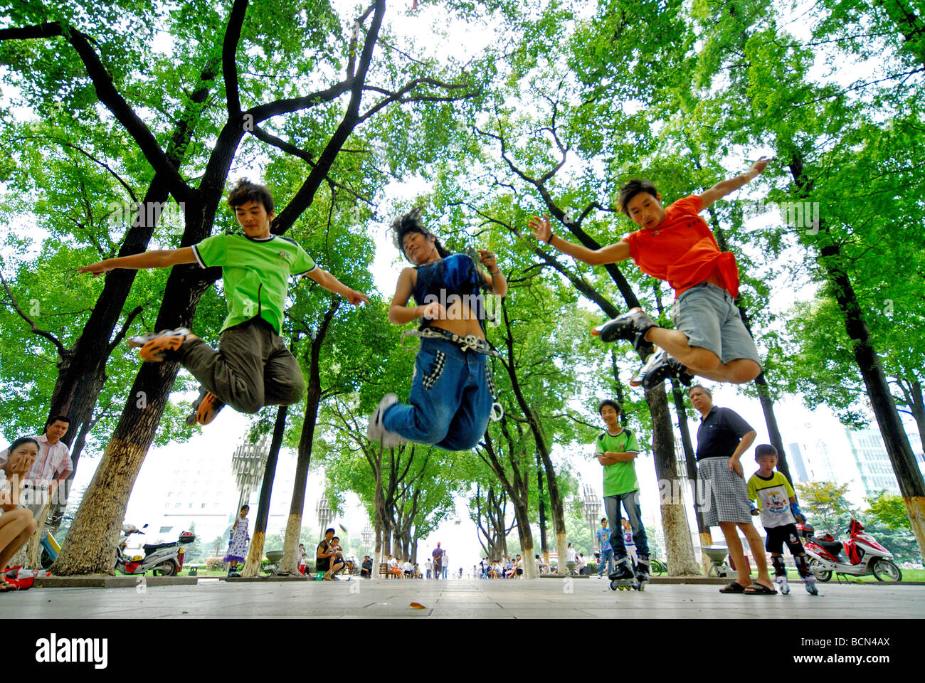 Les adolescents pratiquant la danse de rue dans le parc, Shanghai, Chine Banque D'Images