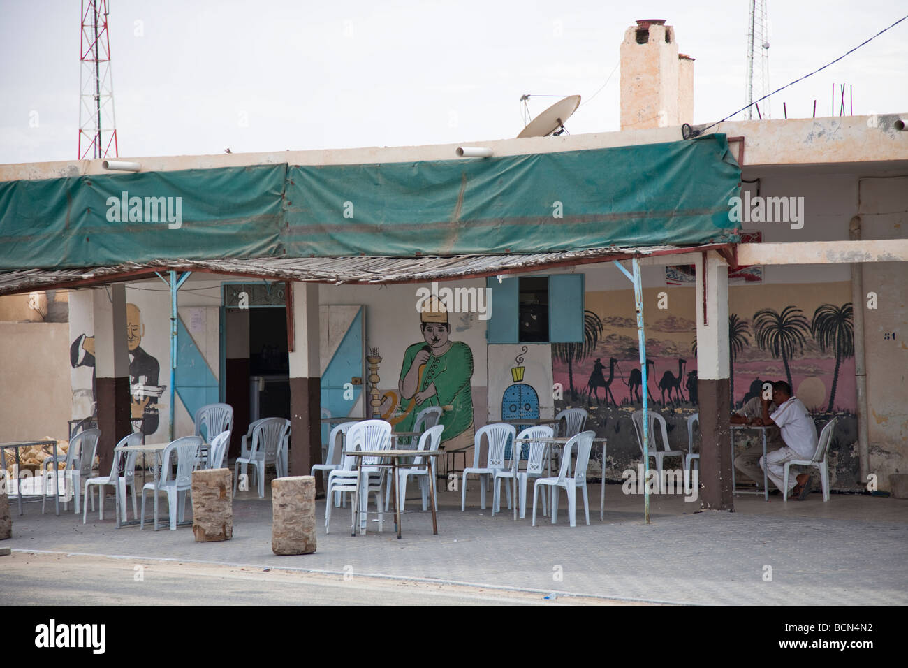 Cafe dans un village entre Tozeur et Kasserine en Tunisie Banque D'Images