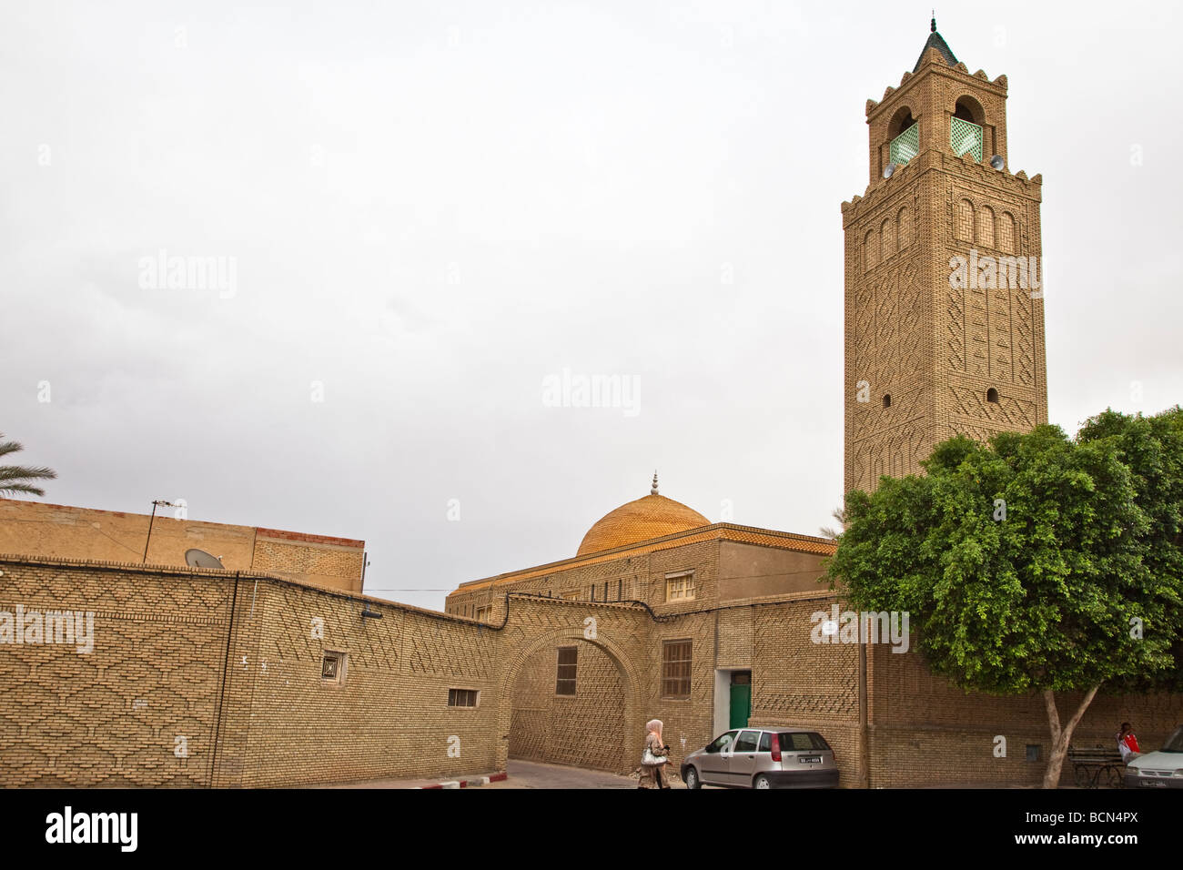 Une mosquée à Tozeur, Tunisie affiche la ville en briques traditionnelle et unique style. Banque D'Images