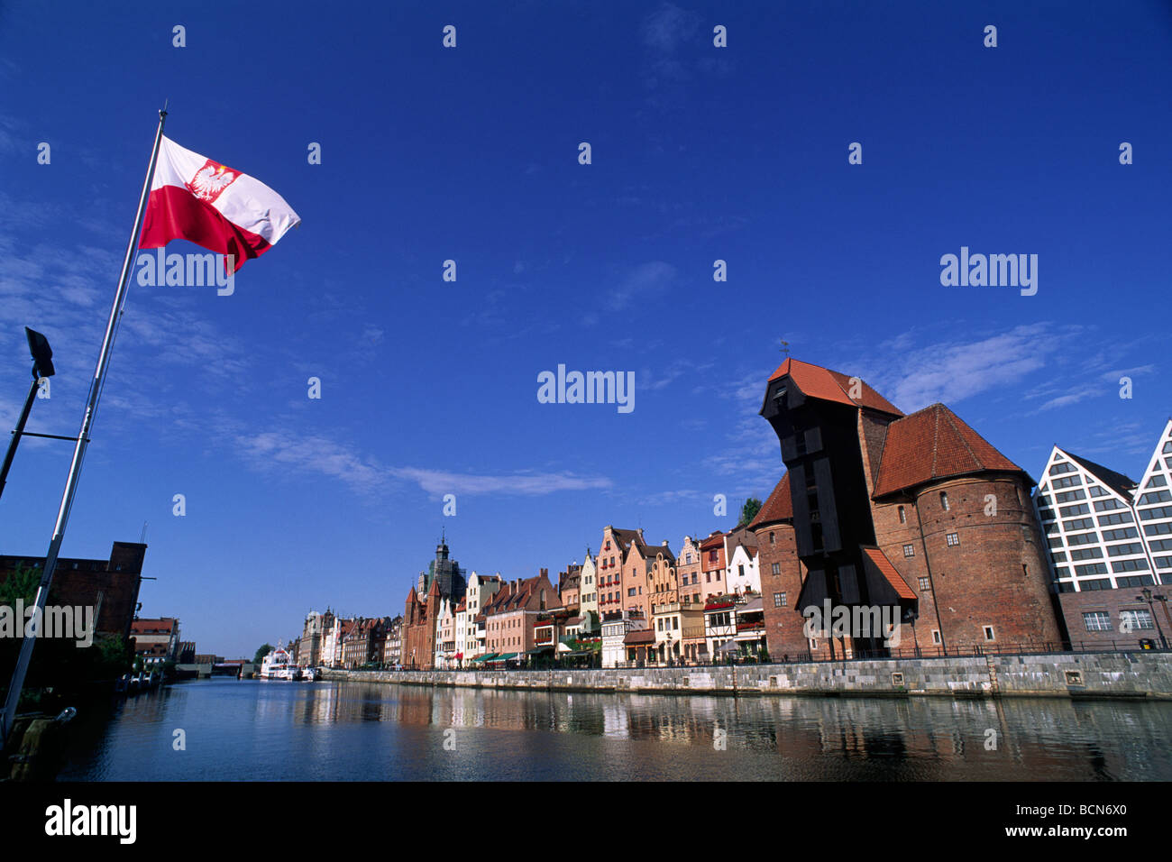 Pologne, Gdansk, canal, drapeau polonais et grue Banque D'Images