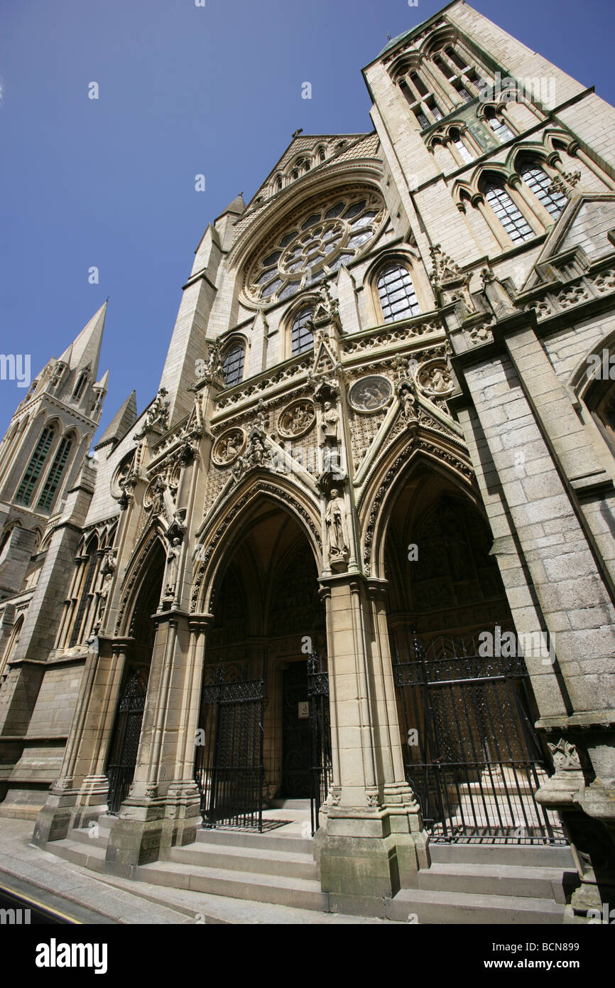 Ville de Truro, en Angleterre. L'élévation sud et entrée à la Cathédrale de Truro vue à partir de la Croix haute. Banque D'Images