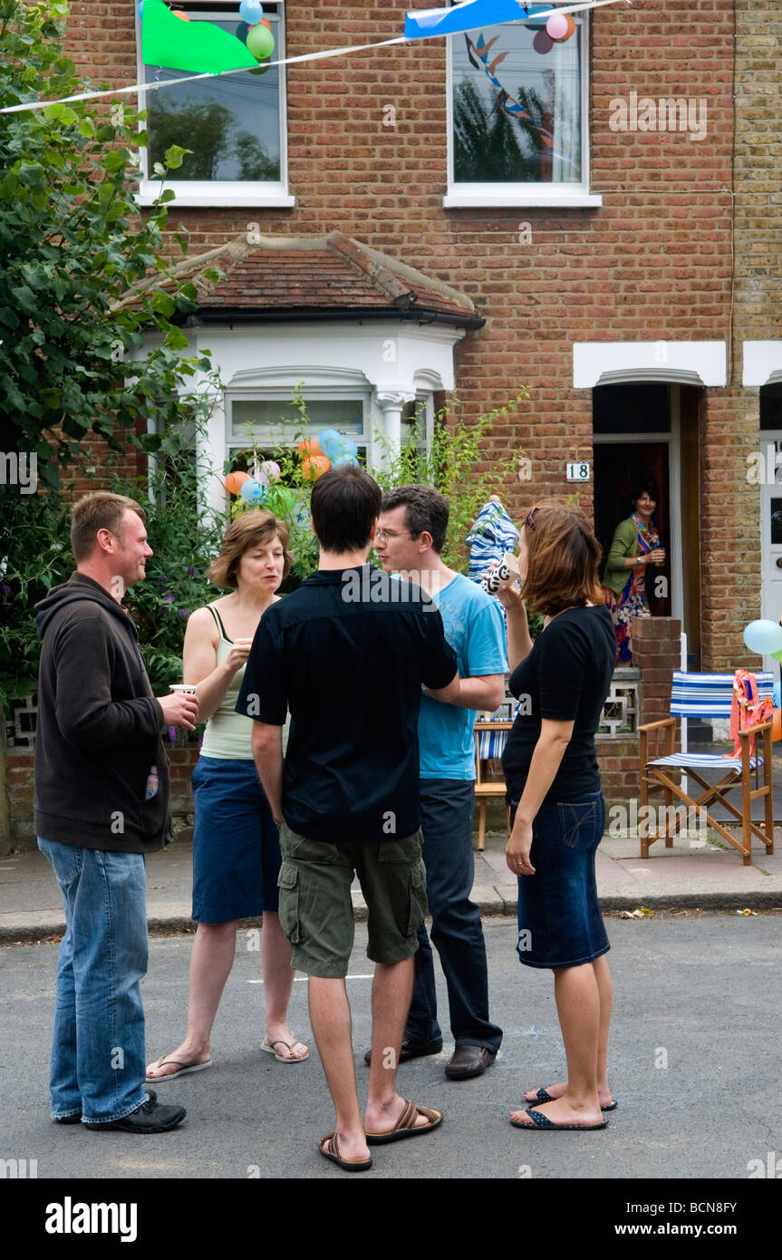 Street Party, The Big Lunch un projet communautaire Eden pour contribuer à la cohésion de la communauté. Faire de nouveaux amis. 2009. Londres 2000 UK HOMER SYKES Banque D'Images