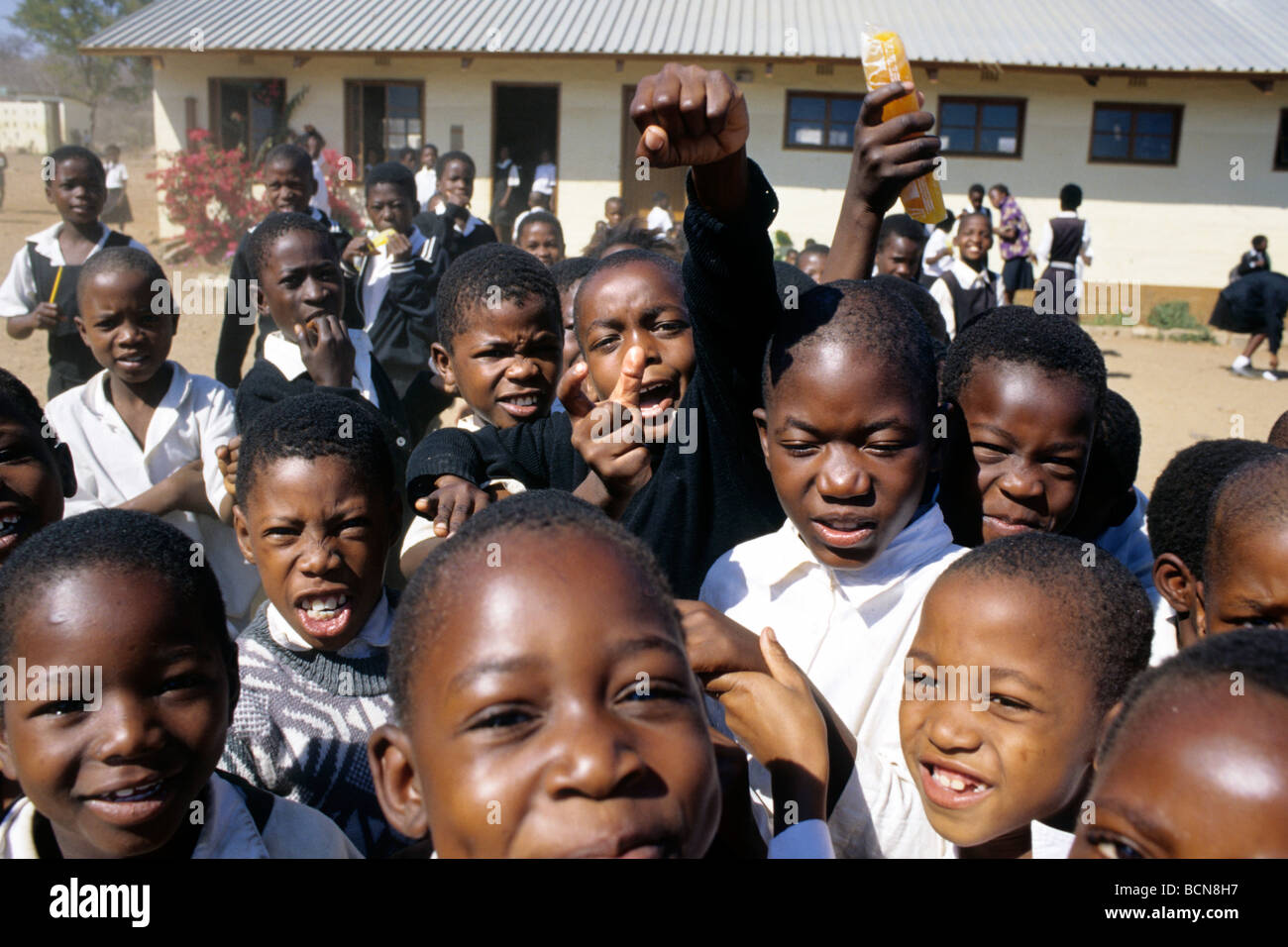 Botswana petits garçons dans une école de Kasane Banque D'Images